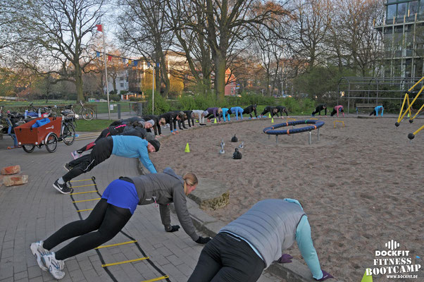 dockfit altona fitness Personal-Trainer bootcamp hamburg training fitnessexperten hamburg dockland battle ropes outdoor training Burpees overhead  2017 bakfiets