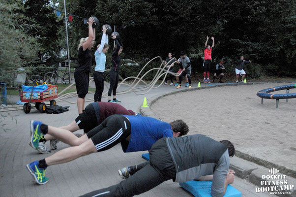 dockfit altona fitness Personal-Trainer bootcamp hamburg training fitnessexperten hamburg dockland battle ropes outdoor training Hindernisse herbst