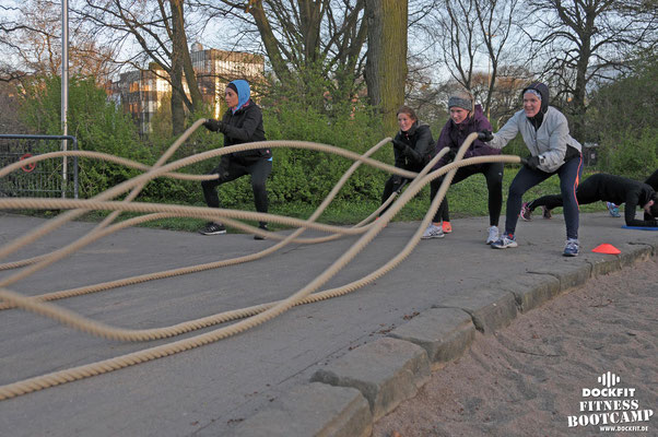 dockfit altona fitness Personal-Trainer bootcamp hamburg training fitnessexperten hamburg dockland battle ropes outdoor training Burpees overhead  2017 bakfiets