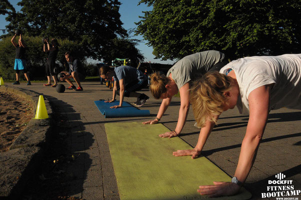 dockfit altona fitness Personal-Trainer bootcamp hamburg training fitnessexperten hamburg dockland battle ropes outdoor training sat1 Sommer