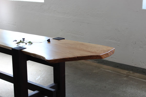 Großer Tisch. Designerobjekt für hohe Ansprüche und architektonische Aufwertung.