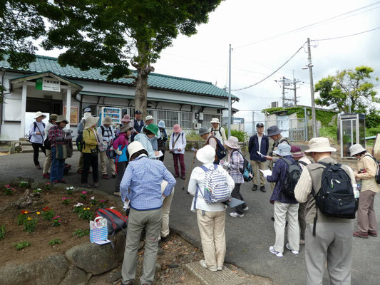 下総松崎駅前で説明