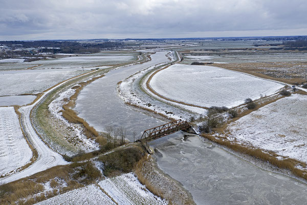 Treene bei Schwabstedt mit alter Eisenbahnbrücke 0334
