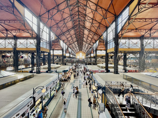 Die Markthalle ist doch größer, als ich zuvor angenommen hatte