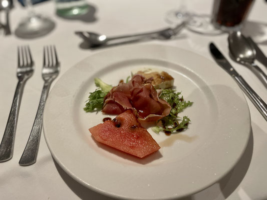 Kombination aus Wassermelone, Schinken und Fetakäse