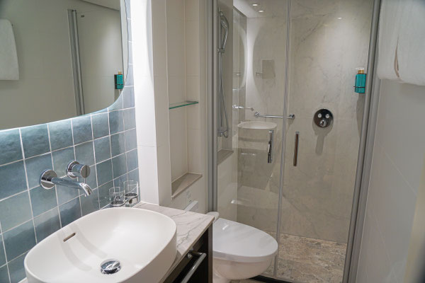 Das geräumige und sehr praktische Badezimmer unserer Kabine auf der VIVA TWO