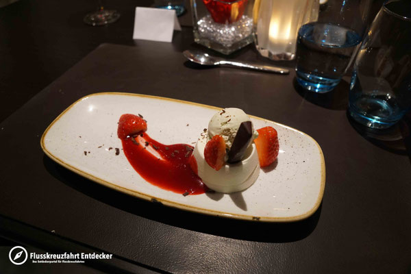 Nachspeise: Buttermilchmousse mit Pistazieneis