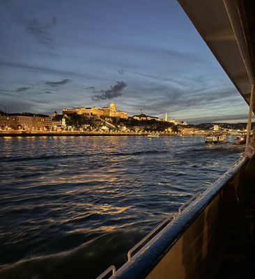 Einfach traumhaft: Budapest bei Nacht während einer Flusskreuzfahrt