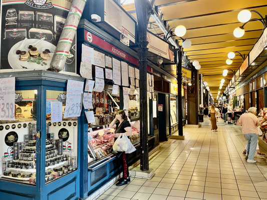 Auch Einheimische kaufen hier ein, dann aber vorwiegend frische Sachen