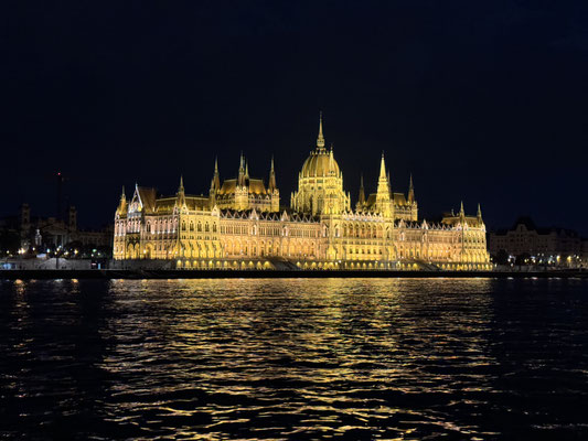 Einfach traumhaft: Budapest bei Nacht während einer Flusskreuzfahrt