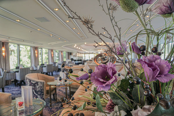Die lichtdurchflutete Panorama Lounge der MS VIVA MOMENTS