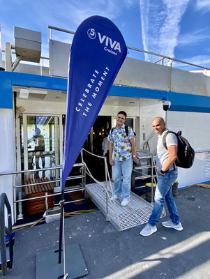 Schnell noch ein Bild vor der VIVA Fahne, bevor es an Bord geht