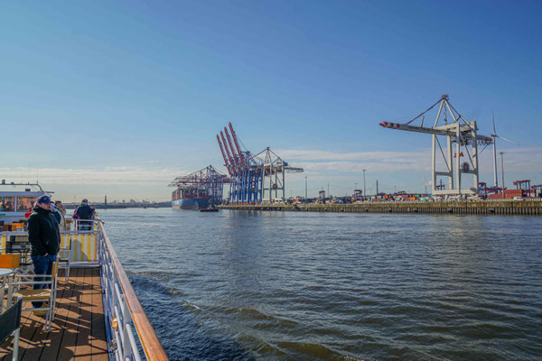 Auch Containerschiffe passieren wir bei unserer Einfahrt in den Hamburger Hafen