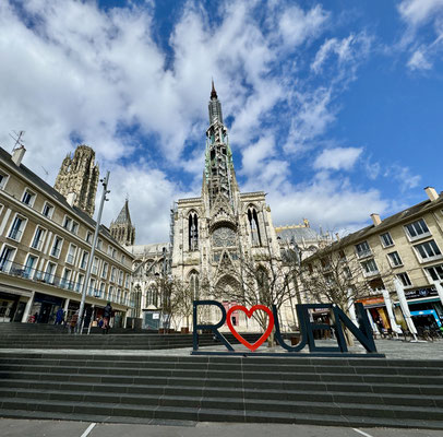 Die große Rouen-Aufschrift vor der Kathedrale