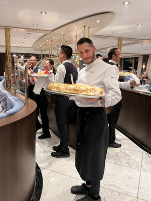 Chefkoch Ranko präsentiert die Eisbombe