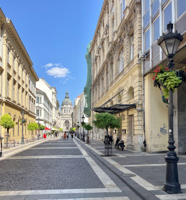 Am Ende der Gasse gibt sich die St. Stephans Basilika zu erkennen