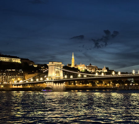 Einfach traumhaft: Budapest bei Nacht während einer Flusskreuzfahrt