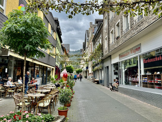 Jede Menge Sitzgelegenheiten gibt es hier in Traben-Trarbach...