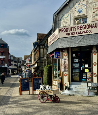 Unterwegs in Étretat – zwischen den vielen Cafés, Restaurants und Shops