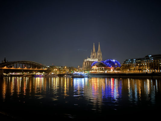 Am Abend dann der erste Reise-Höhepunkt: Hallo Köln!