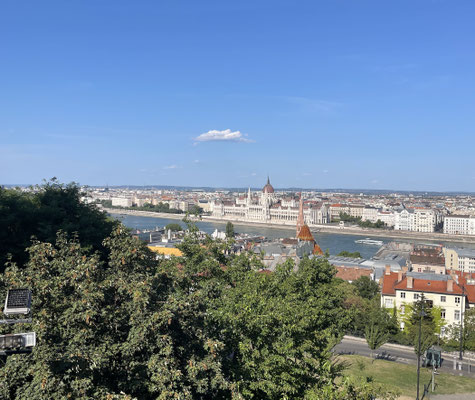 Von der Fischerbastei hat man einen traumhaften Blick auf die ganze Stadt