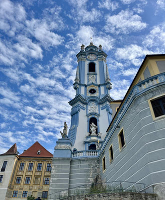 Ein Augenfang: Die blaue Stiftskirche in Dürnstein