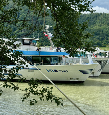 Die VIVA TWO an ihrer Anlegestelle in Dürnstein
