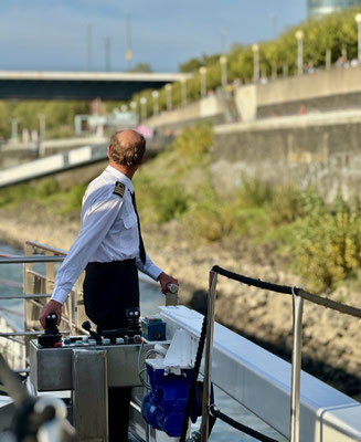 Der Kapitän bringt uns nun zum nächsten Hafen der Reise: Koblenz