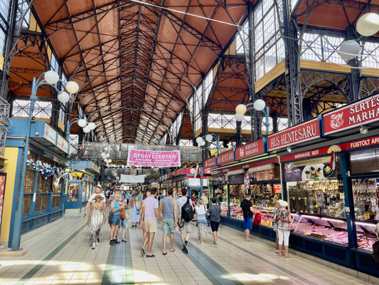 Die Markthalle ist doch größer, als ich zuvor angenommen hatte