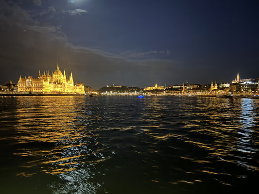 Einfach traumhaft: Budapest bei Nacht während einer Flusskreuzfahrt