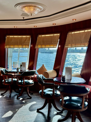 Einwenig urig, aber dennoch gemütlich: Die Lounge der SWISS RUBY