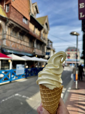 Auch das muss sein: Ein leckeres Eis in Étretat