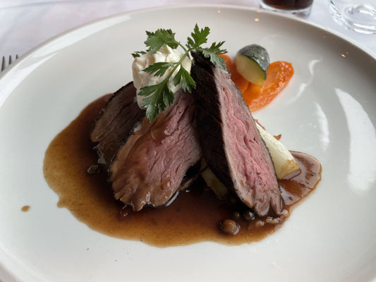 Zur Hauptspeise gab es ein saftiges Rindsfilet mit Cafe de Paris Butter