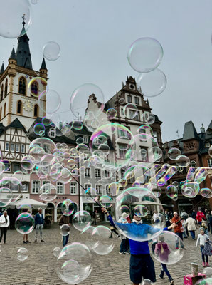 Der Trierer Hauptmarkt - eingetaucht in Seifenblasen