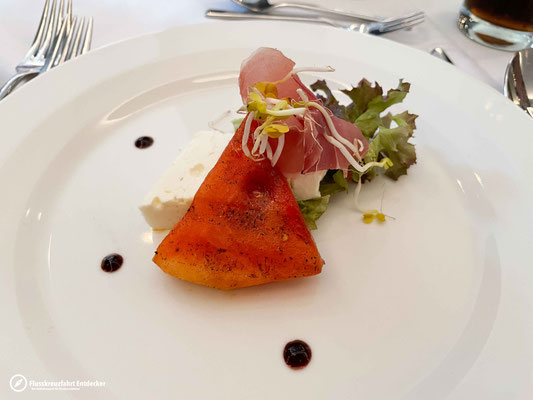 Kombination aus Fetakäse, Melone & Schinken