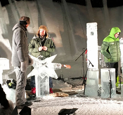 Terje mit Musiker beim Aufbau