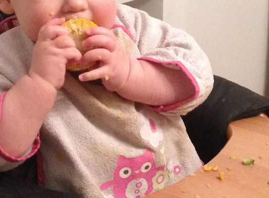 Baby Led Weaning. Kleiner Bär 10 Monate isst Maiskolben
