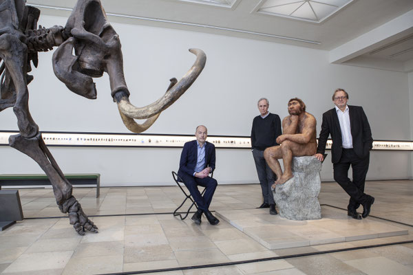 Pressebilder für den dtv Verlag: Harald Meller, Kai Michel und Carel van Schaik,  fotografiert im Landesmuseum für Vorgeschichte, Halle 