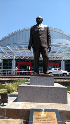 Statue de Harry Mwaanga Nkulbula  Aéroport de Livingstone