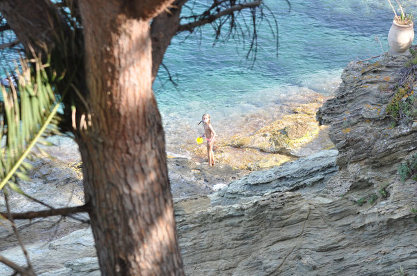 La plage de rochers typique du Cap Corse, directement accessible depuis la Villa