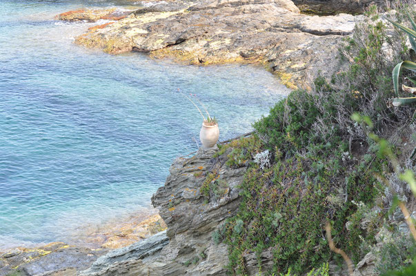 La plage de rochers typique du Cap Corse, directement accessible depuis la Villa