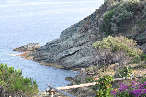 La descente vers la plage de rochers typique du Cap Corse