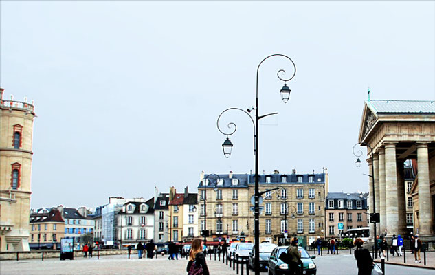 La PlaceCharles de Gaulle entre le Château et l'église Saint-Germain