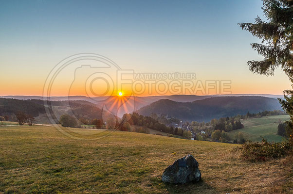 Sonnenaufgang über Burg Lauenstein  an der ehemaligen innerdeutschen Grenze (Oberfranken)