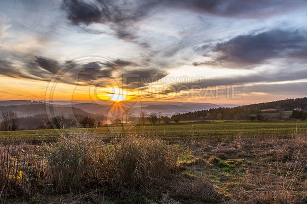 Sonnenaufgang über Tettautal und Heinersdorf an der ehemaligen innerdeutschen Grenze