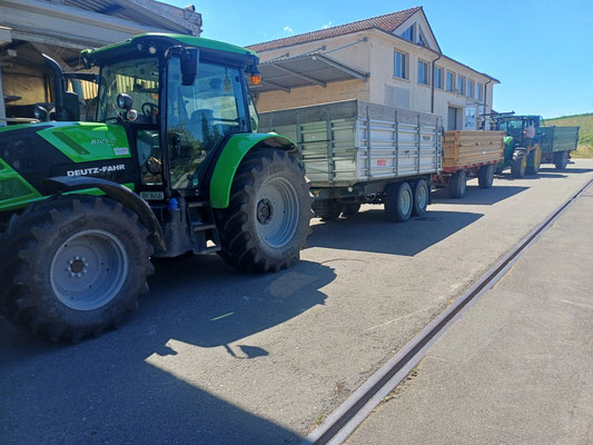 Anschliessend haben wir das Korn nach Steinmauer in die Sammelstelle gebracht. Lieb Autofahrer und Autofahrerinnen, bitte denkt daran, dass wir euer Essen transportieren. Wir sehen sehr regelmässig gefährliche Überholmanöver. Bitte lasst das.