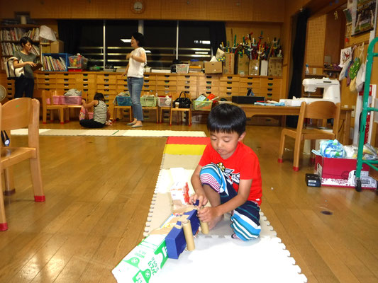 幼児クラス 空箱で車作り 福岡プレイスクール 幼児クラス 空箱で車作り 福岡プレイスクール
