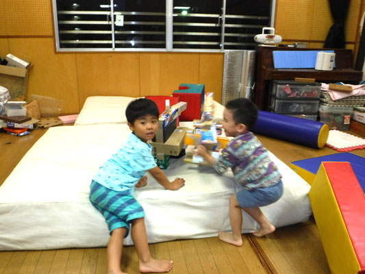 幼児クラス 空箱で車作り 福岡プレイスクール 幼児クラス 空箱で車作り 福岡プレイスクール