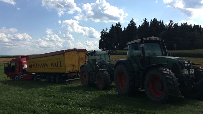 LKW-Bergung im Feld mit 700PS 