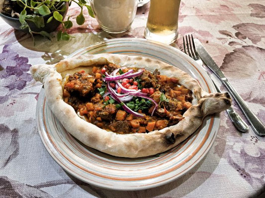 Khachapuri mit Hackfleisch